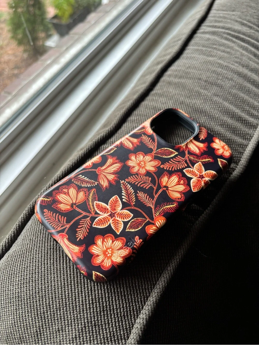 iPhone 15 Maple Flowers Floral Foliage Phone Case — Black & Gold